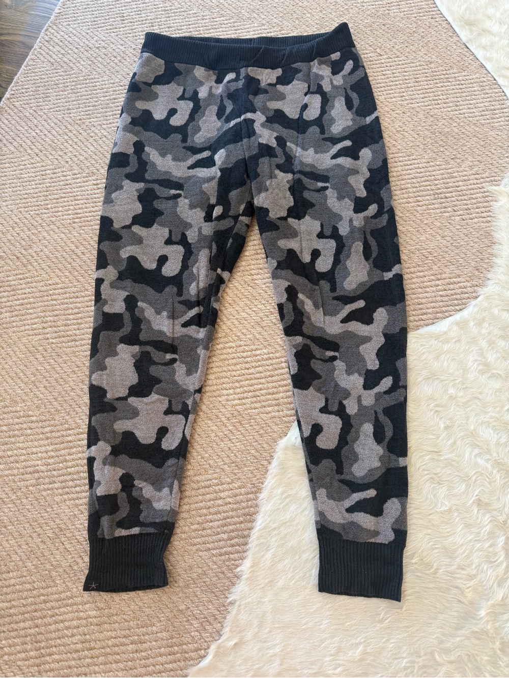 Barefoot Dreams Women's Gray & Black Camo Jogger Pants